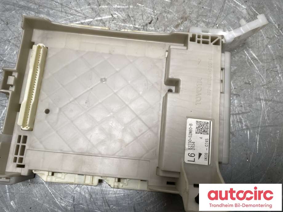 Sikringsboks kupe til Toyota Verso-S 2011-2015 (COMBI) (COMBI) (8273052N60|8273052N60B|)