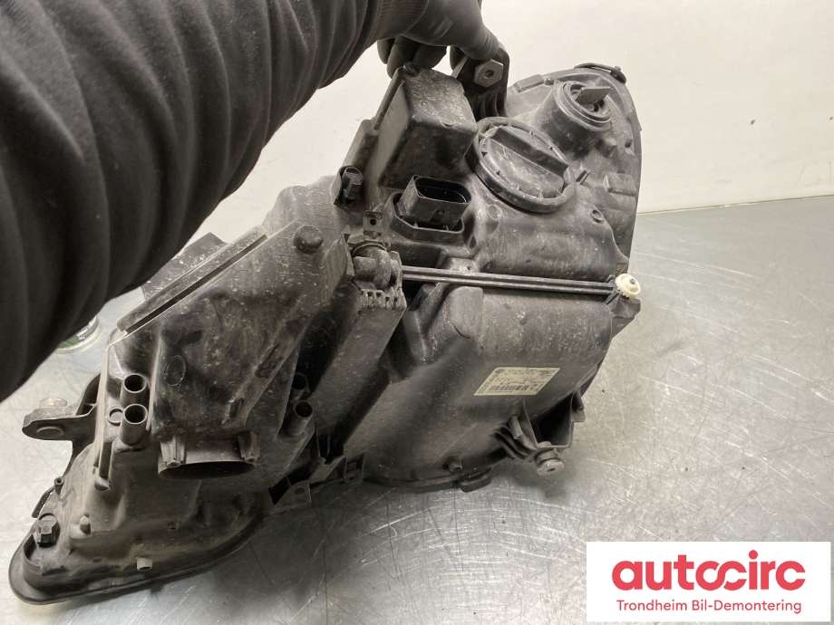 Frontlykt høyre halogen til Mercedes E-Klasse 2009-2013 (Fase 1) (W212) (W212) (A 212 820 02 61|A 212 820 82 61|)