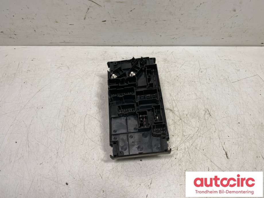 Sikringsboks motorrom til Subaru Legacy 2003-2007 (Type IV, Fase 1)  (82241AG000|)