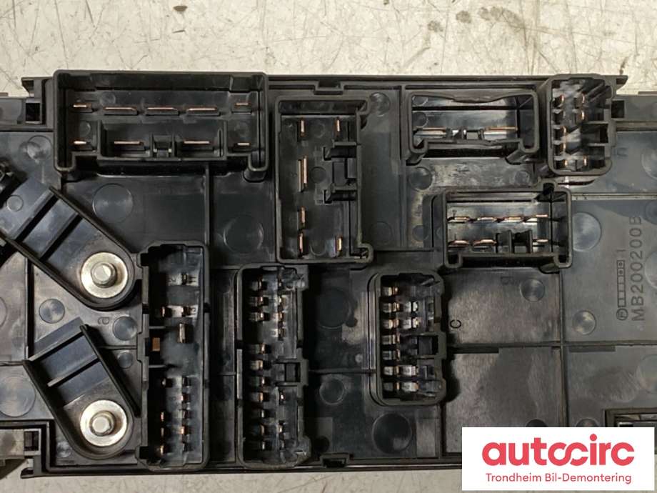 Sikringsboks motorrom til Subaru Legacy 2003-2007 (Type IV, Fase 1)  (82241AG000|)
