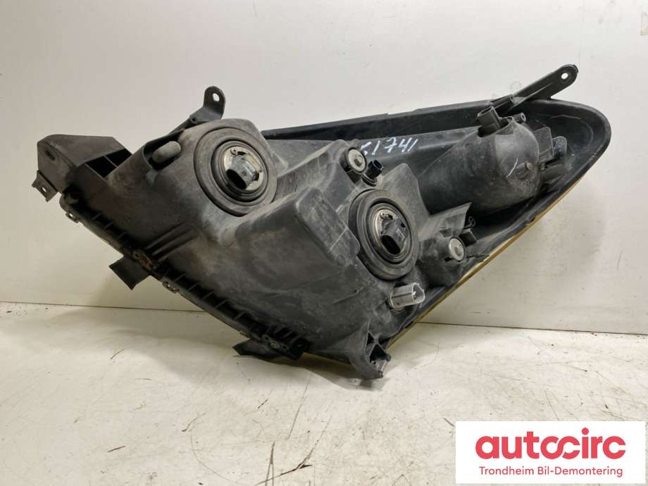 Frontlykt høyre halogen til Toyota Verso 2004-2009 (Type II)  (81130-0F010|811300F010|)