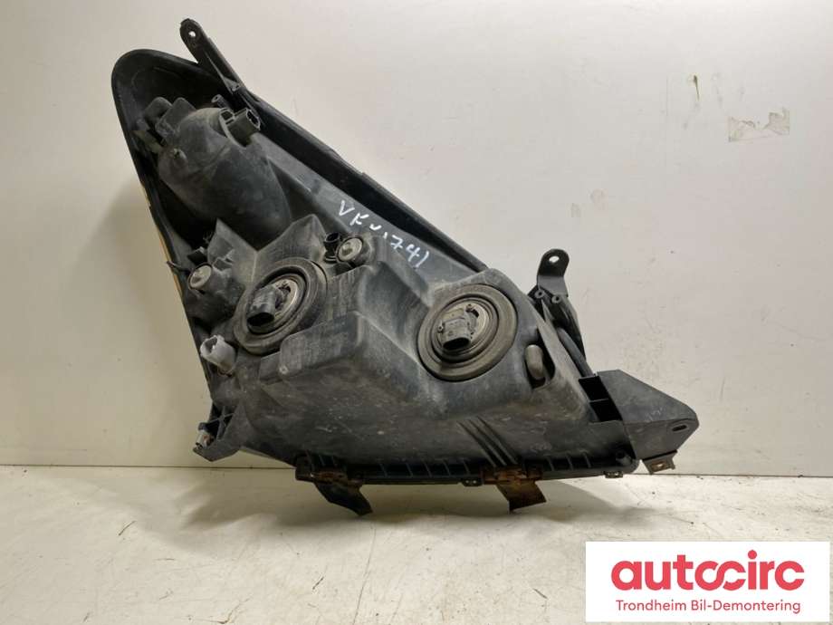 Frontlykt venstre halogen til Toyota Verso 2004-2009 (Type II)  (811700F010|)