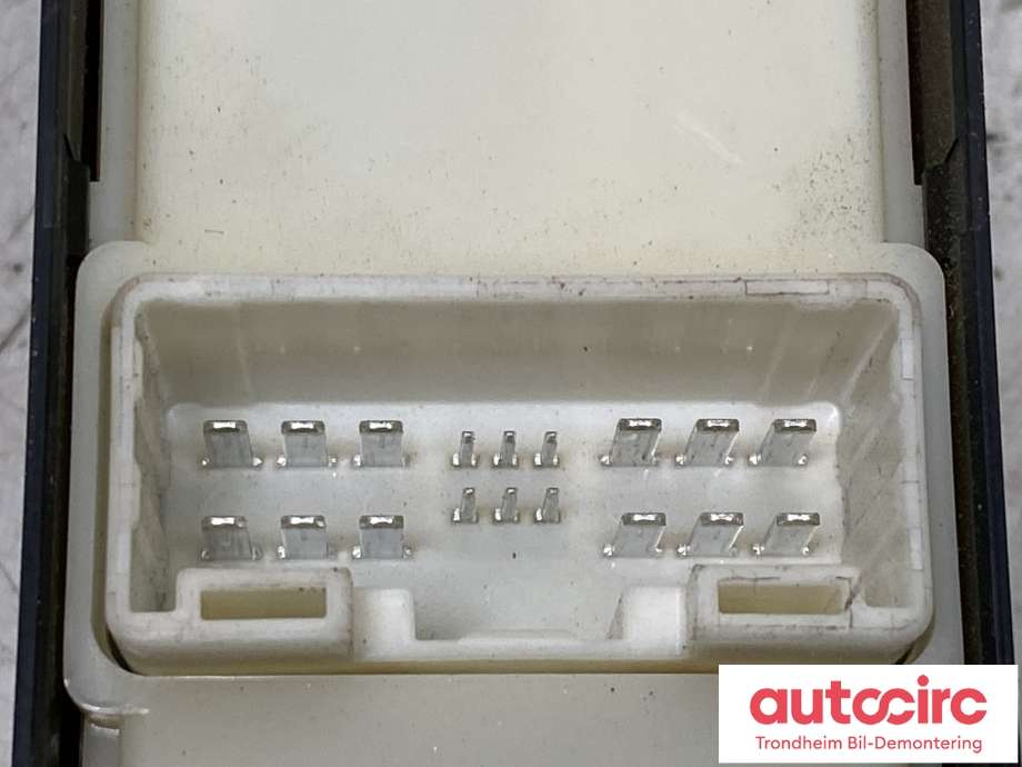 Bryter ruteheis førerdørspanel til Isuzu D-Max 2021-->> (Type III) (8974785472|)