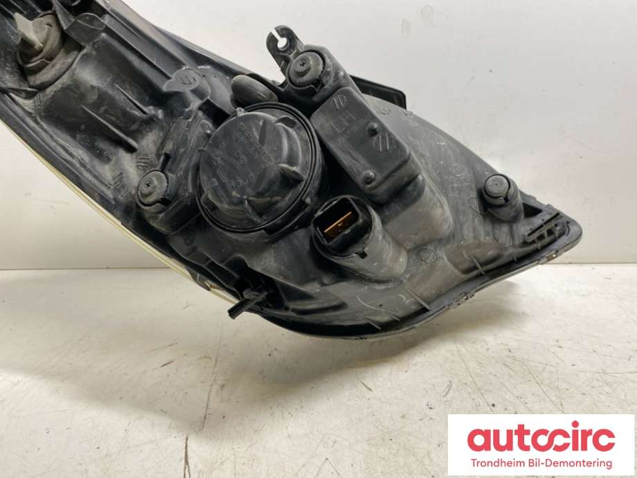 Frontlykt venstre halogen til Hyundai i20 2009-2014 (Type I)  (921011J010|)