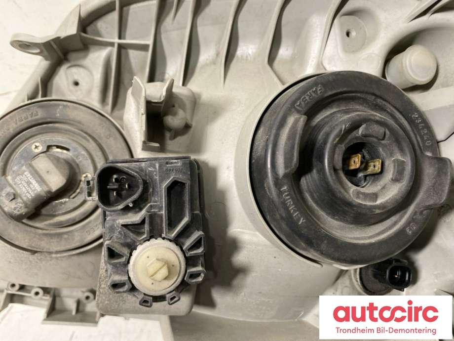 Frontlykt høyre halogen til Toyota Corolla 2002-2007  (8113002180|)