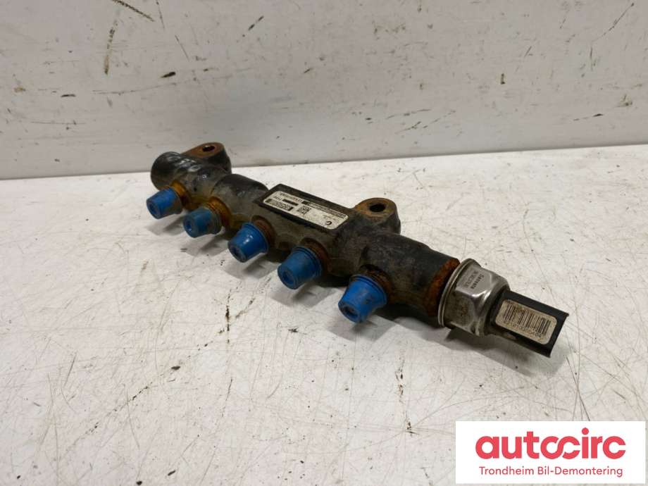 Dyseskinne (fuelrail) til Volvo S80 2006-2013 (Type II, Fase 1)  (9654592680|)