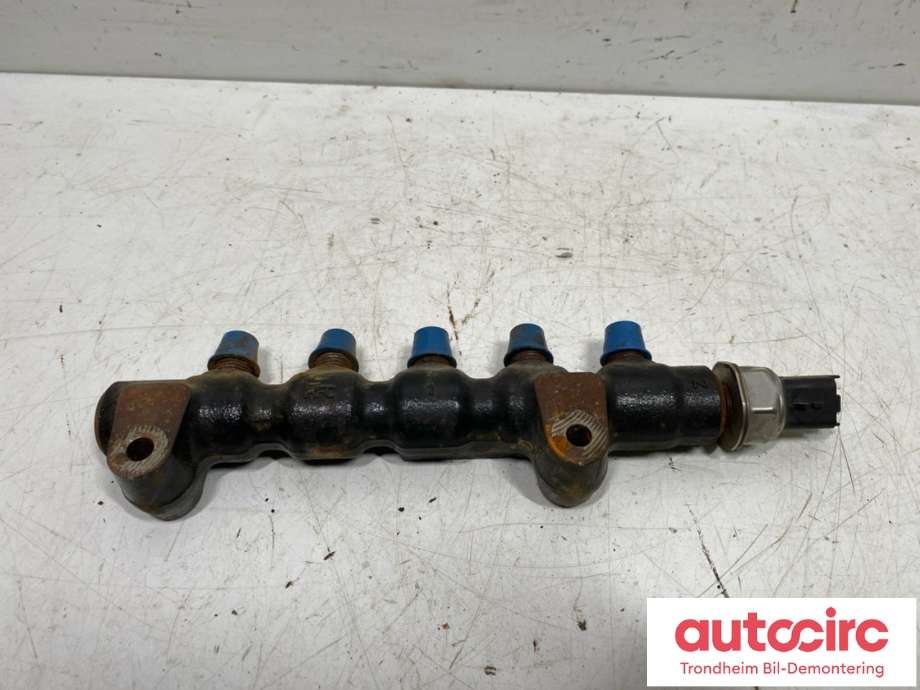 Dyseskinne (fuelrail) til Volvo S80 2006-2013 (Type II, Fase 1)  (9654592680|)