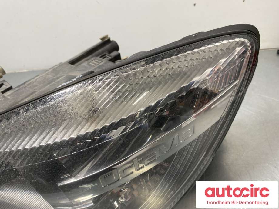 Frontlykt venstre halogen til Škoda Octavia 2009-2013 (Type II, Fase 2) (HELLA|1Z1 941 017 S|1Z1941015F|)