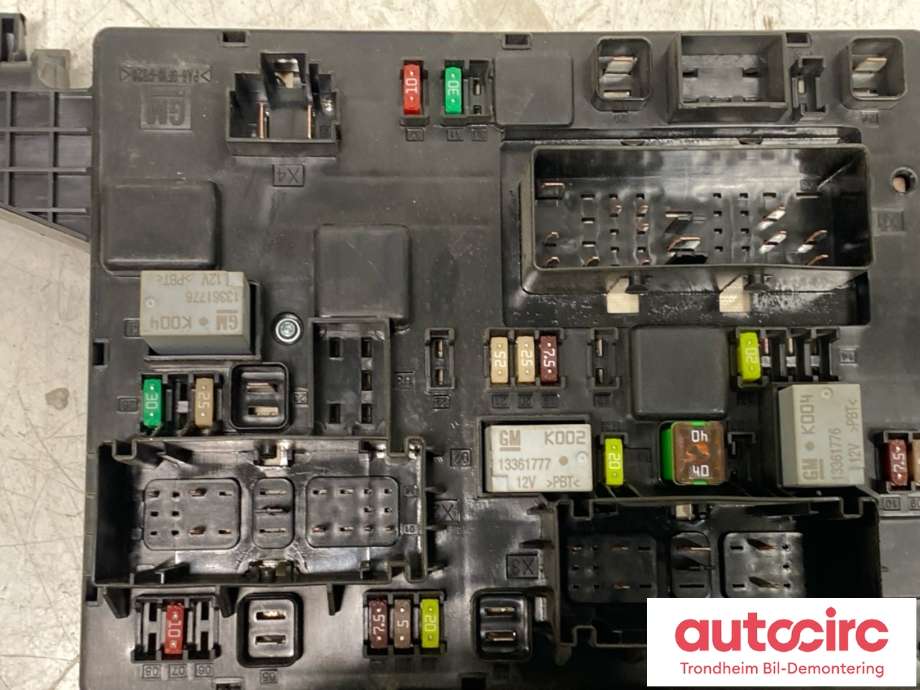 Sikringsboks bagasjerom til Opel Zafira Tourer 2012-2018  (13368653|365927271|)