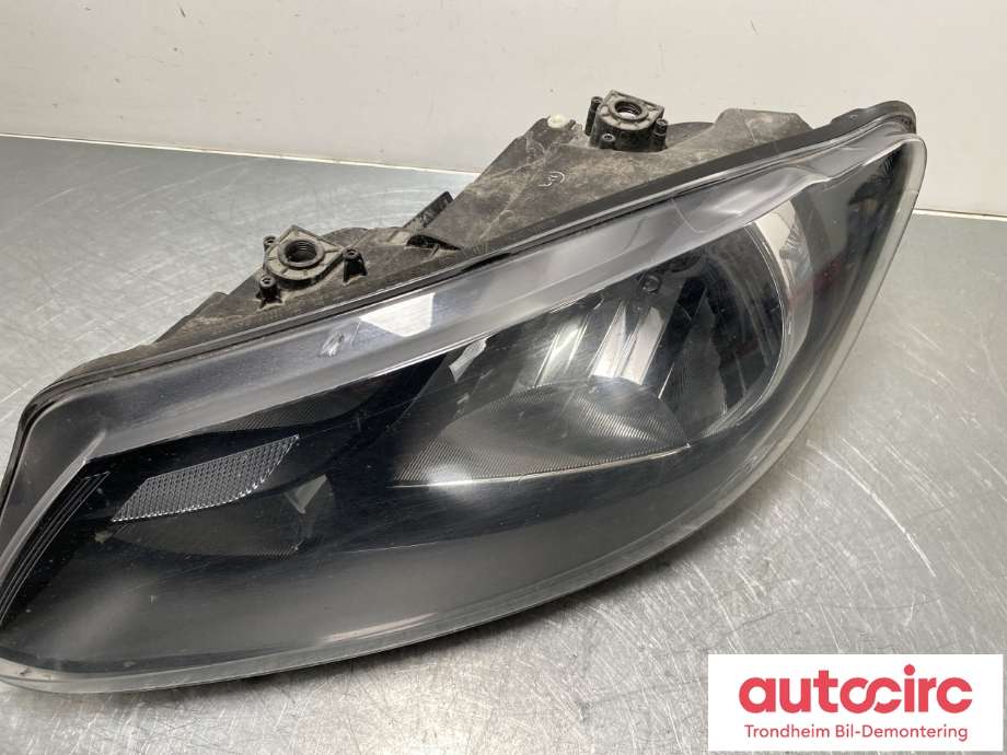 Frontlykt venstre halogen til VW Caddy 2010-2015 (Type III, Fase 2)  (2K5941005C|2K5941005B|)