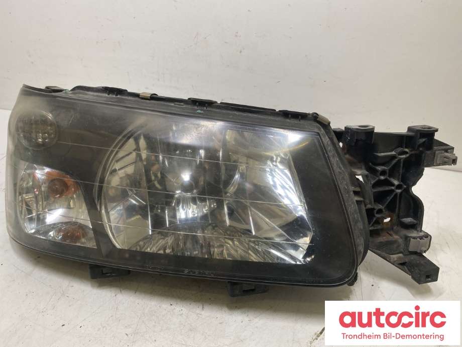 Frontlykt høyre halogen til Subaru Forester, 2002-2005 (Type II, Fase 1)  (84001SA320)