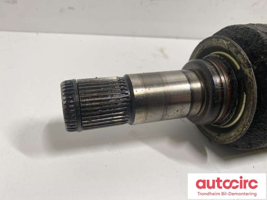 Drivaksel høyre foran, diesel/automat til Mercedes ML 1997-2005 (W163) (W163) (A 163 330 05 01|A1633300301|)