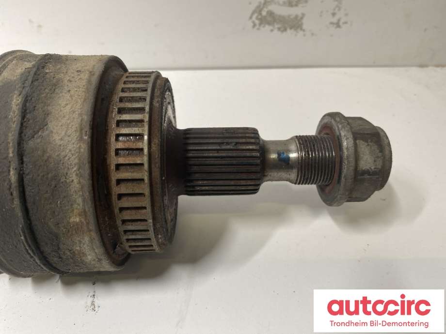 Drivaksel høyre foran, diesel/automat til Mercedes ML 1997-2005 (W163) (W163) (A 163 330 05 01|A1633300301|)