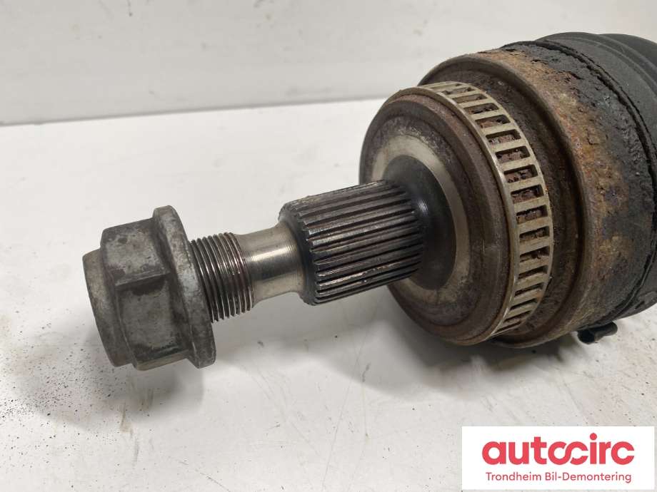 Drivaksel venstre foran, diesel/automat til Mercedes ML 1997-2005 (W163) (W163) (A 163 330 04 01|A1633300101|)