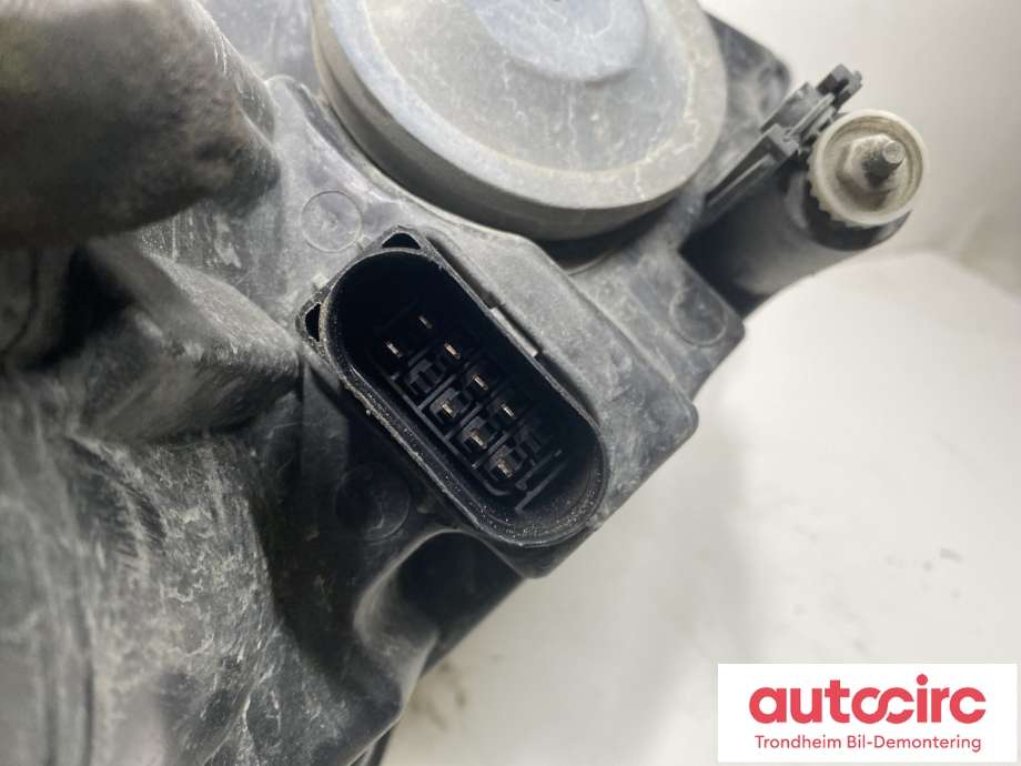 Frontlykt venstre halogen til VW Passat 2005-2010 (B6) (B6) (3C0 941 005 AA|)
