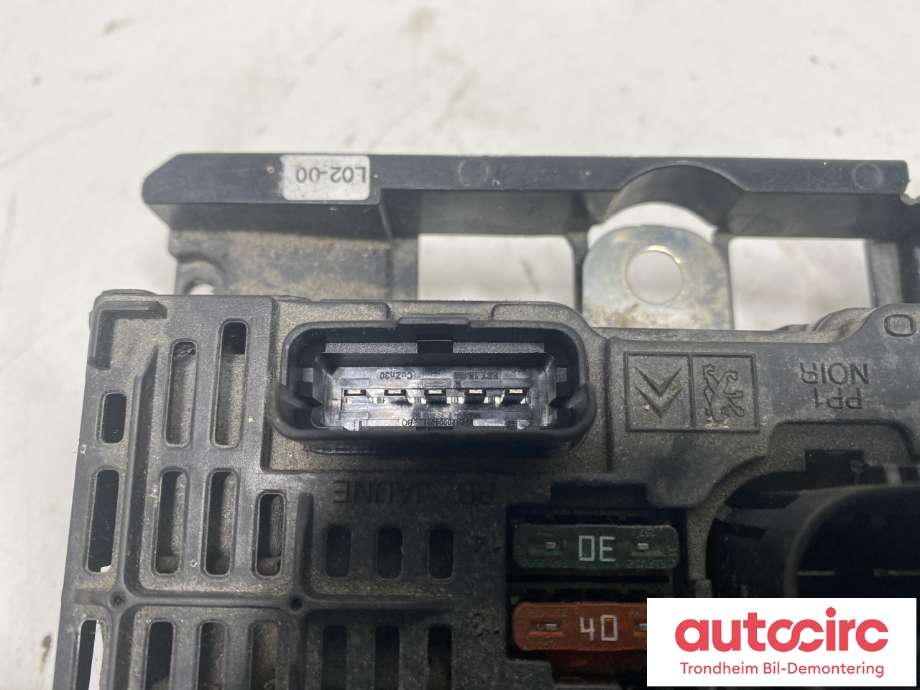 Sikringsboks motorrom til Peugeot 407 2004-2010  (6500 CG|BSM-L02-00|)