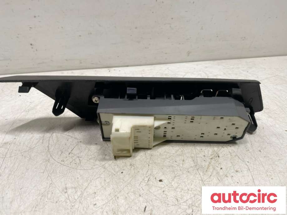 Bryter ruteheis førerdørspanel til Toyota RAV4 2016-2019 (Type IV, Fase 2)  (8482042210|)