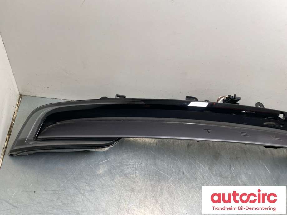 Baklykt midtre til Tesla Model Y 2024-->> (Type II)  (2004604-00-D|2004604-00-B|1983386-00-D| 2004604-94-D)