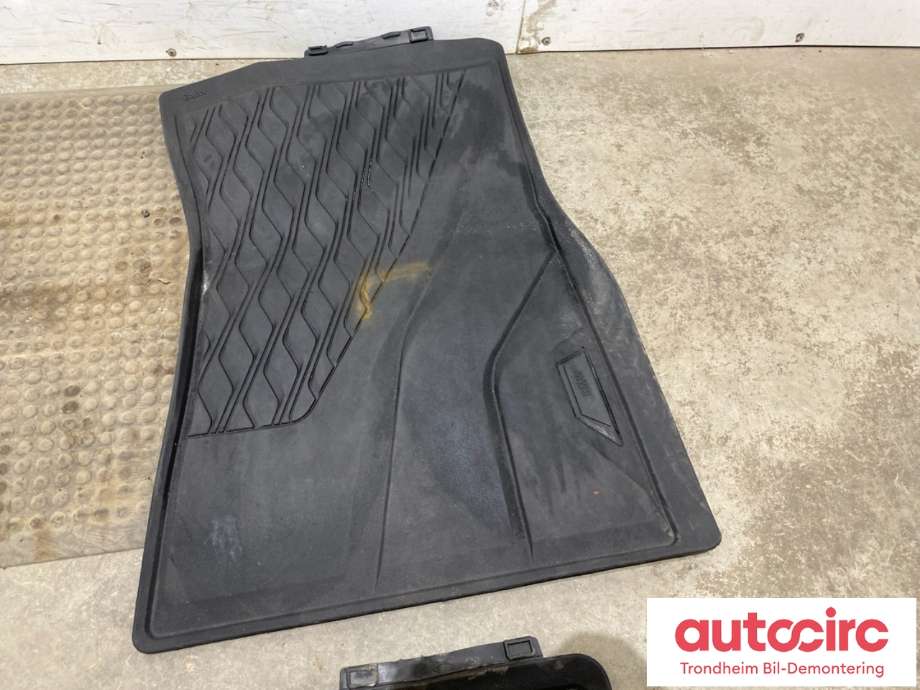 Gulvmatte sett til BMW X5 2018-->> (G05) (G05) (51 47 2 458 551|51 47 2 458 552|)