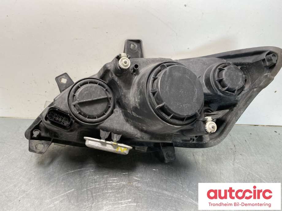 Frontlykt høyre xenon til Mercedes Vito/Viano 2010-2014 (Fase 2) (W639) (W639) (HELLA|A6398202961|)