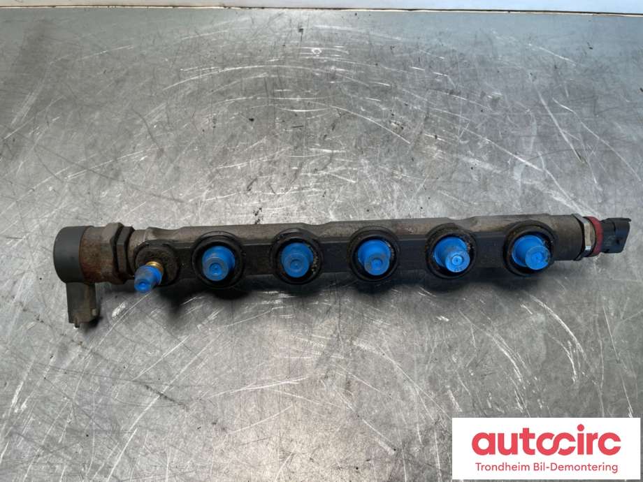 Dyseskinne (fuelrail) til Opel Vivaro A 2006-2014  (8200842432|93197187|93198811| 0445214155)