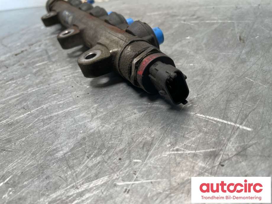 Dyseskinne (fuelrail) til Opel Vivaro A 2006-2014  (8200842432|93197187|93198811| 0445214155)
