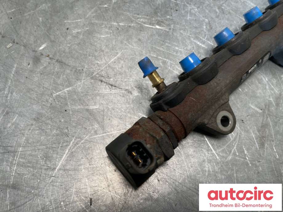 Dyseskinne (fuelrail) til Opel Vivaro A 2006-2014  (8200842432|93197187|93198811| 0445214155)