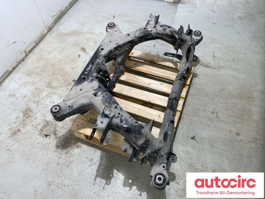Travers bak til Tesla Model Y 2021-2024 (Type I)  (1044580-01-C|1044580-00-C|1044580-00-D| 1044580-01-D)