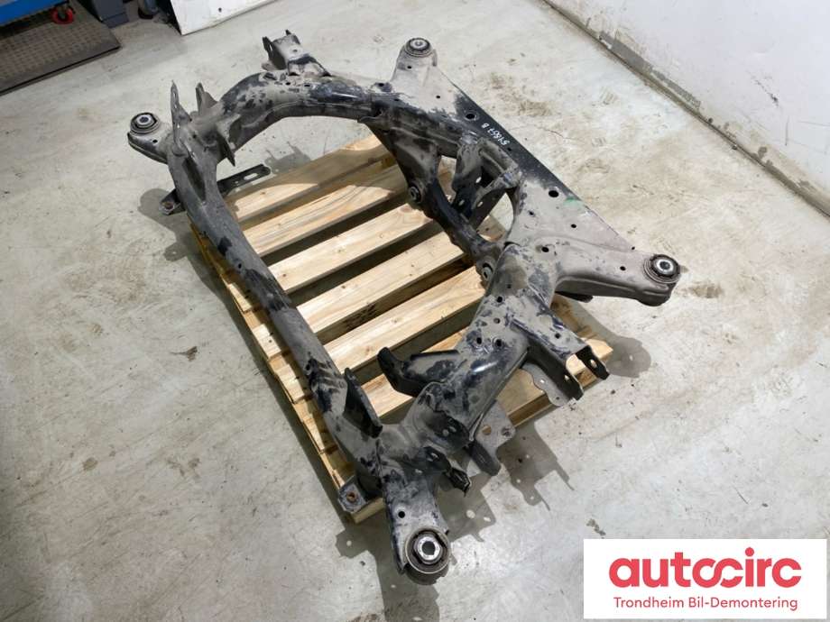 Travers bak til Tesla Model Y 2021-2024 (Type I)  (1044580-01-C|1044580-00-C|1044580-00-D| 1044580-01-D)
