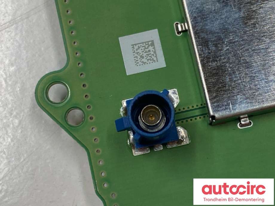 Antenne forsterker til Tesla Model Y 2021-2024 (Type I)  (1079734-00-C|1599097-00-B|)