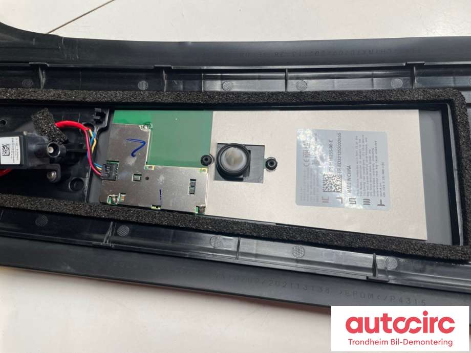 Karosseri: b-stolpe til Tesla Model Y 2021-2024 (Type I)  (1516255-00-E|1506885-00-G|1506885-00-F| 1506885-90-F| 1506885-00-H| 1506885-97-H)