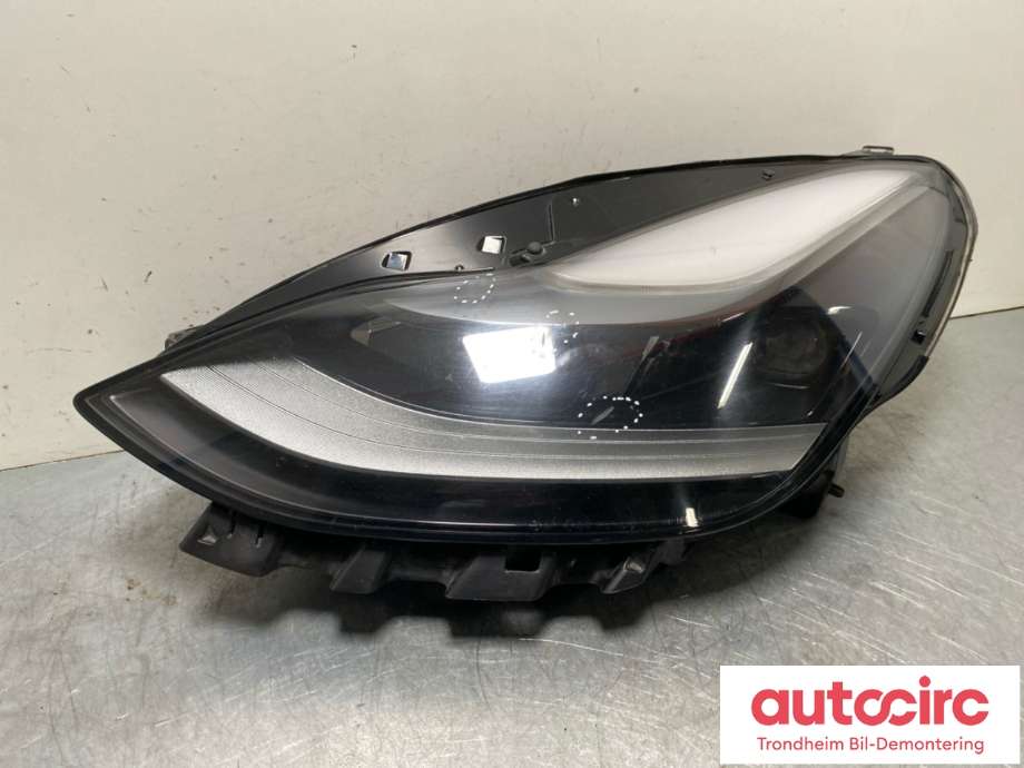 Frontlykt venstre full-LED til Tesla Model Y 2024-->> (Type II)  (1514952-10-E|1514952-00-C|1514952-00-D|1514952-00-E|1514952-20-E)
