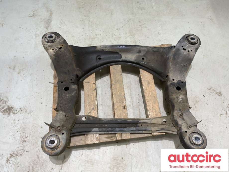Travers foran hoved til Audi A6 2005-2008 (Type III, Fase 1) (C6) (C6) (4F0399313AD|4F0 399 313 AD|)