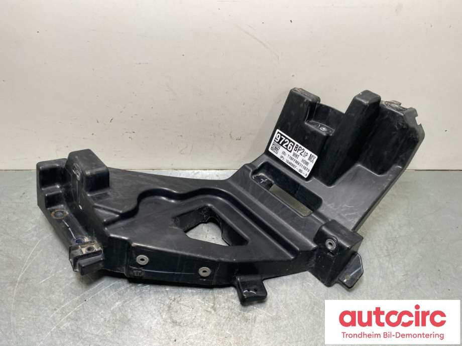 Frontlykt holder/feste til Tesla Model X, 2016-->> (VENSTRE|1043357-00-F)