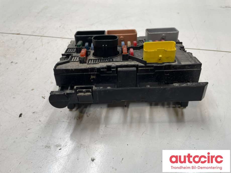 Sikringsboks motorrom til Peugeot 307 2005-2008 (Fase 2)  (9659741880|6500 CK|)