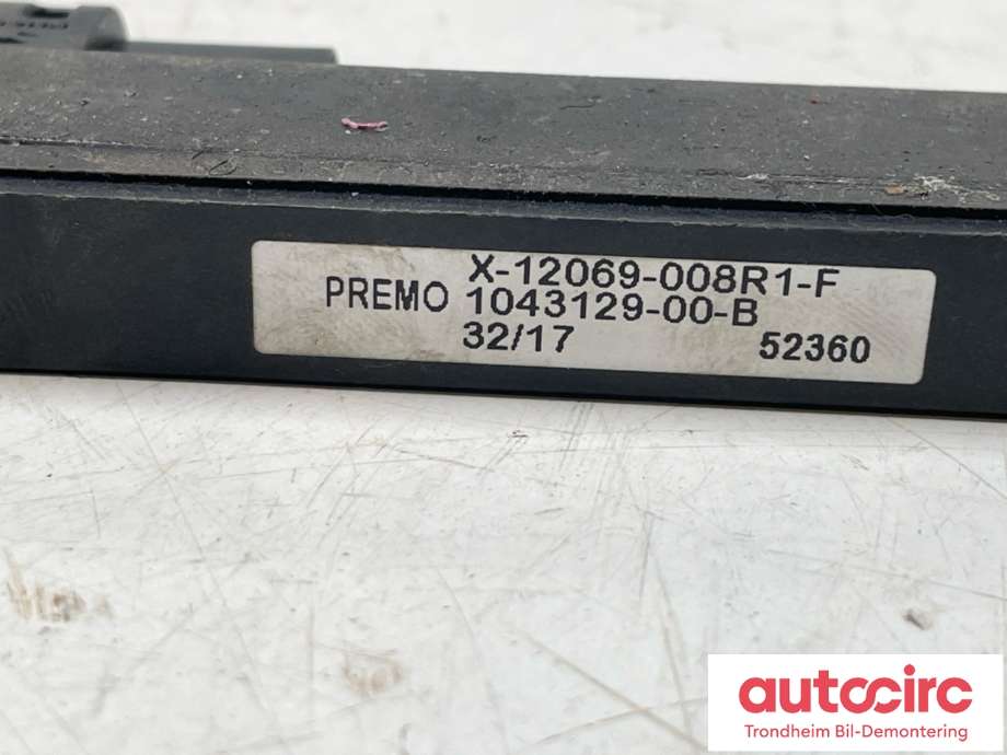 Antenne forsterker til Tesla Model X 2016-->> (1043129-00-B|)