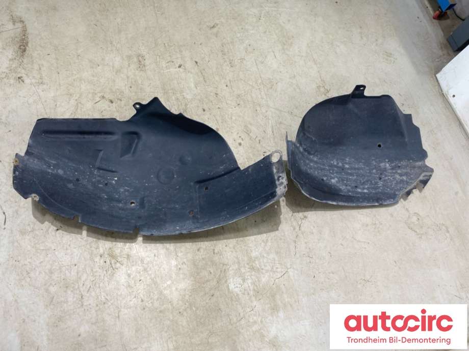 Skjerm locari høyre foran til Ford Mustang 2005-2014 (5R3Z-16102-BA|5R3Z-16102-BACP|)