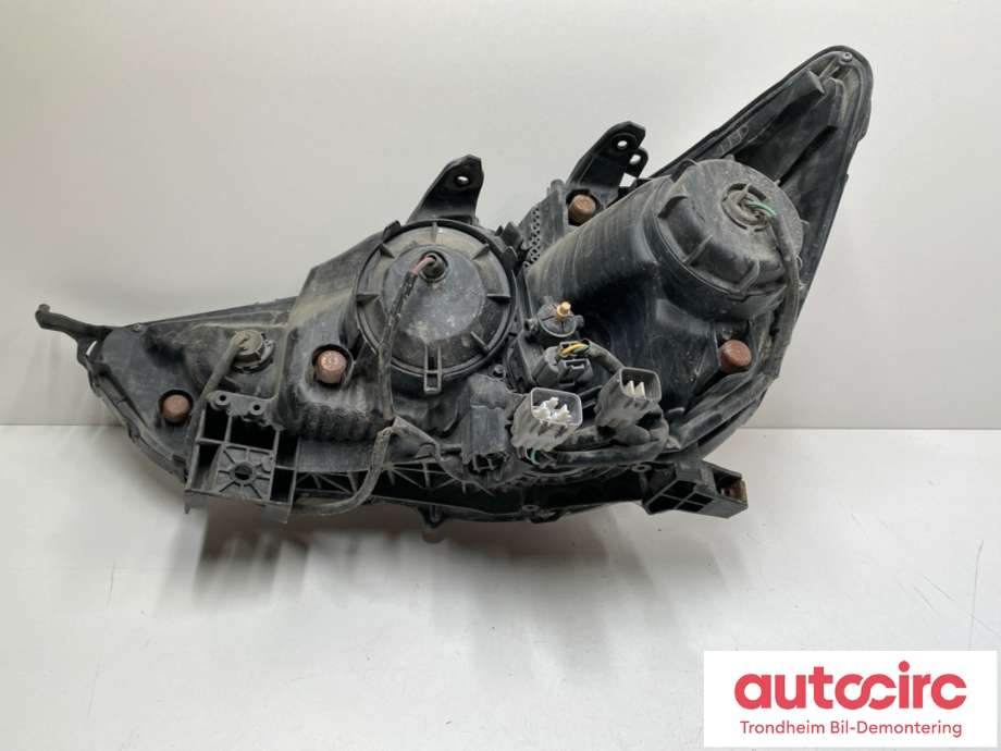 Frontlykt høyre halogen til Mitsubishi ASX 2010-2019  (8301B588|)