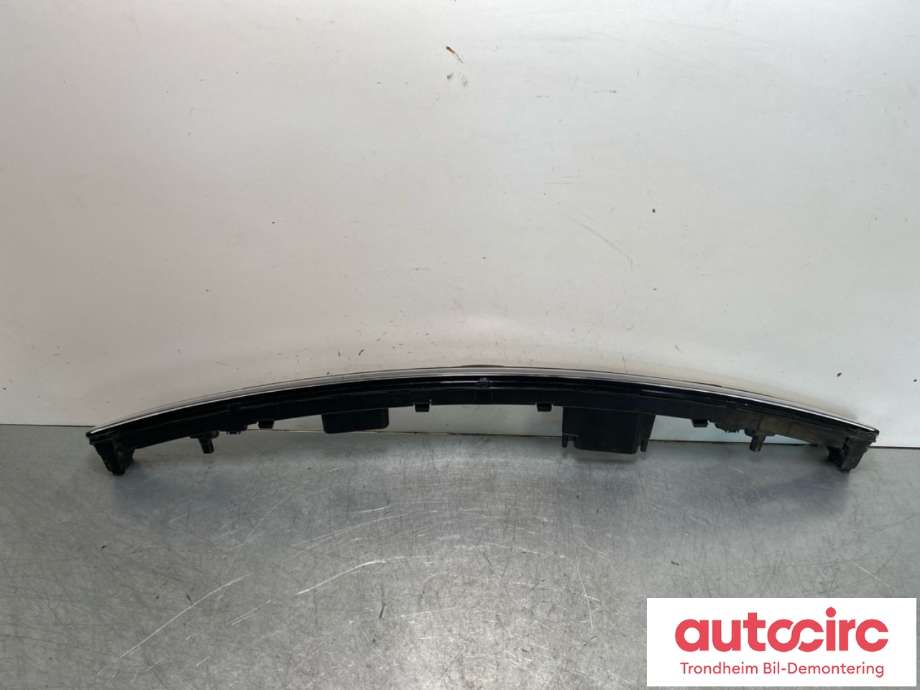 Frontlykt midtre til Mercedes EQB 2022-->>  (A 243 906 32 00|)
