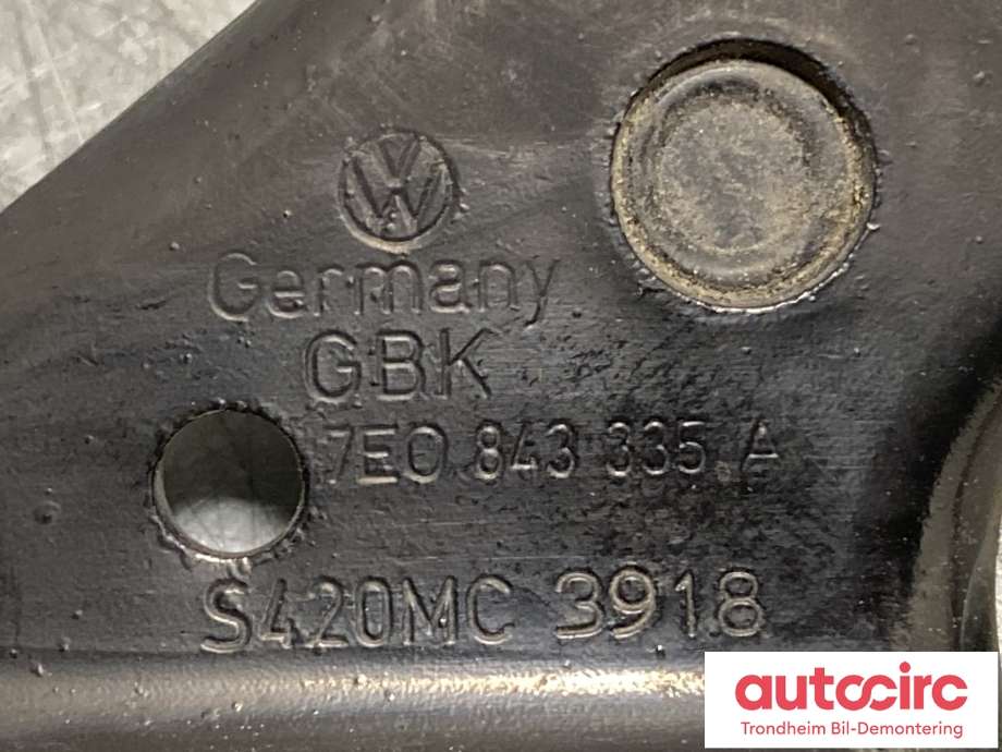 Dørhengsel venstre bak til VW Transporter / Caravelle 2019-->> (T6.1) (T6.1) (7E0 843 335 A|)