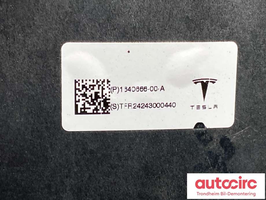Grill til Tesla Model Y 2024-->> (Type II)  (1640666-00-A|)