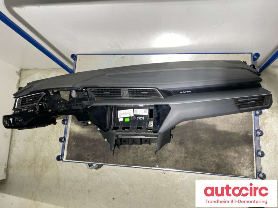 Dashbord til Audi e-tron 2018-->> (4KL 857 001 E|)