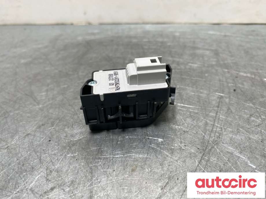 Bryter diverse til Mercedes EQB 2022-->>  (A2479052201|)