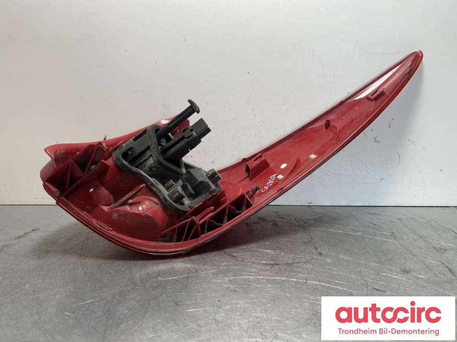 Baklykt venstre til Peugeot 207 2006-2012 (6350 CT|)
