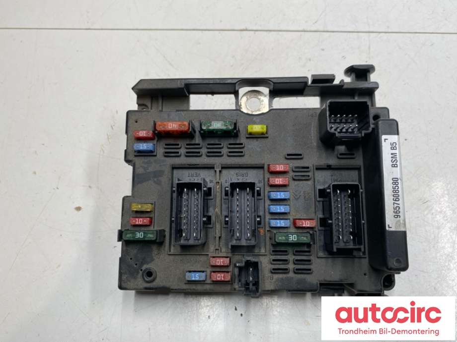 Sikringsboks motorrom til Peugeot 307, 2001-2004 (Fase 1)  (9657608580)