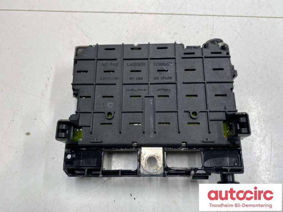 Sikringsboks motorrom til Peugeot 307 2001-2004 (Fase 1)  (9657608580|6580 J0|6580 HS)
