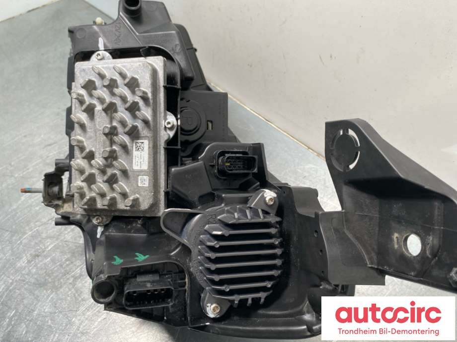 Frontlykt høyre full-LED til Peugeot e-2008 2019-->>  (VALEO|16 742 484 80|16 827 723 80|9841641980)