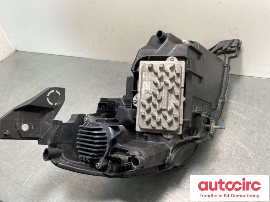 Frontlykt venstre full-LED til Peugeot e-2008 2019-->>  (VALEO|16 742 483 80|16 827 726 80|9841642080)
