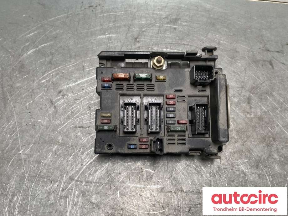 Sikringsboks motorrom til Peugeot 307 2001-2004 (Fase 1)  (6500 Y1|)