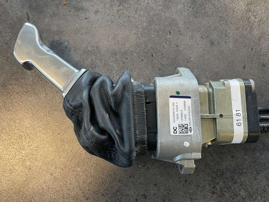Håndbrekk til Lastebil Mercedes Actros 4, 2011-2018  (MERCEDES-BENZ|A0044306181)